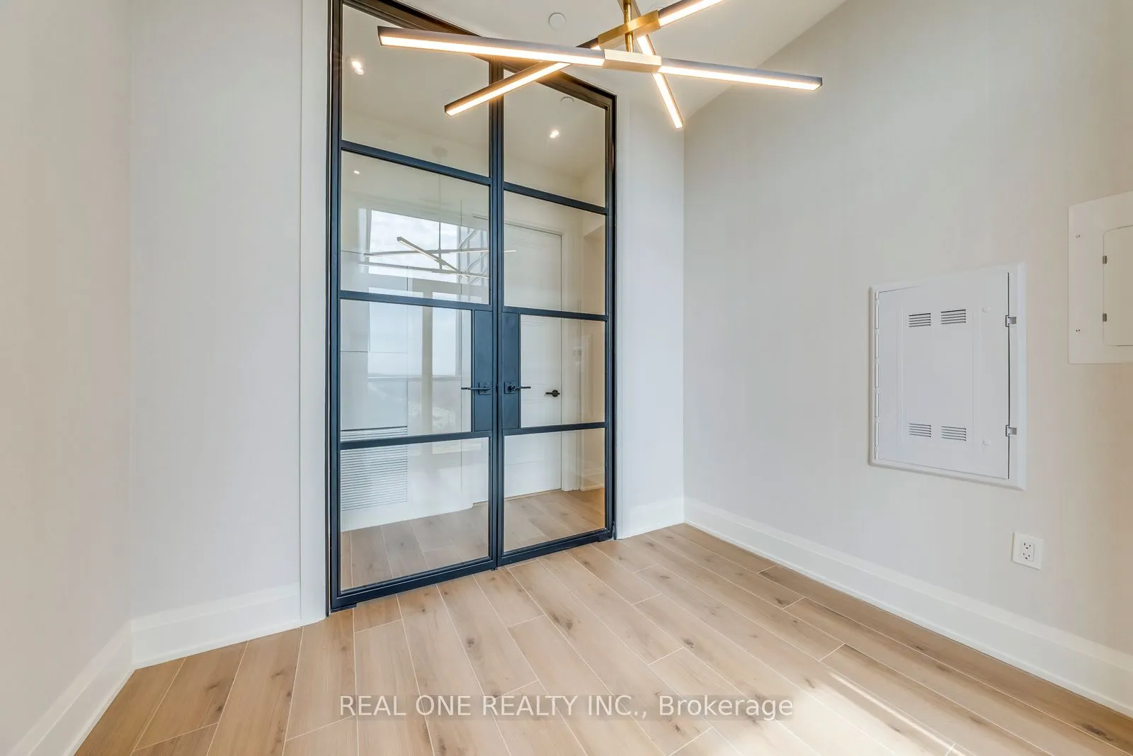 509 Dundas Street W, #815