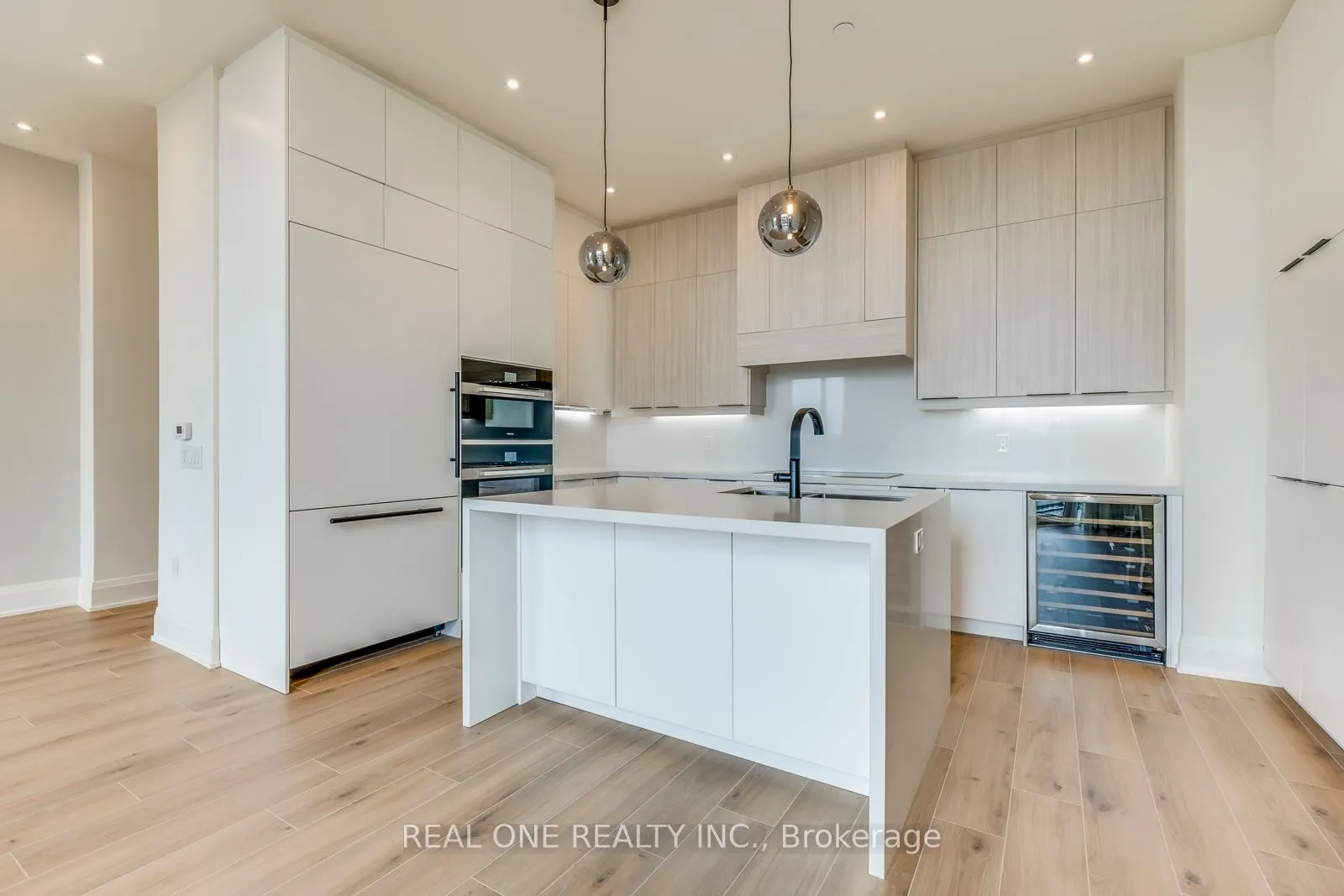 509 Dundas Street W, #815