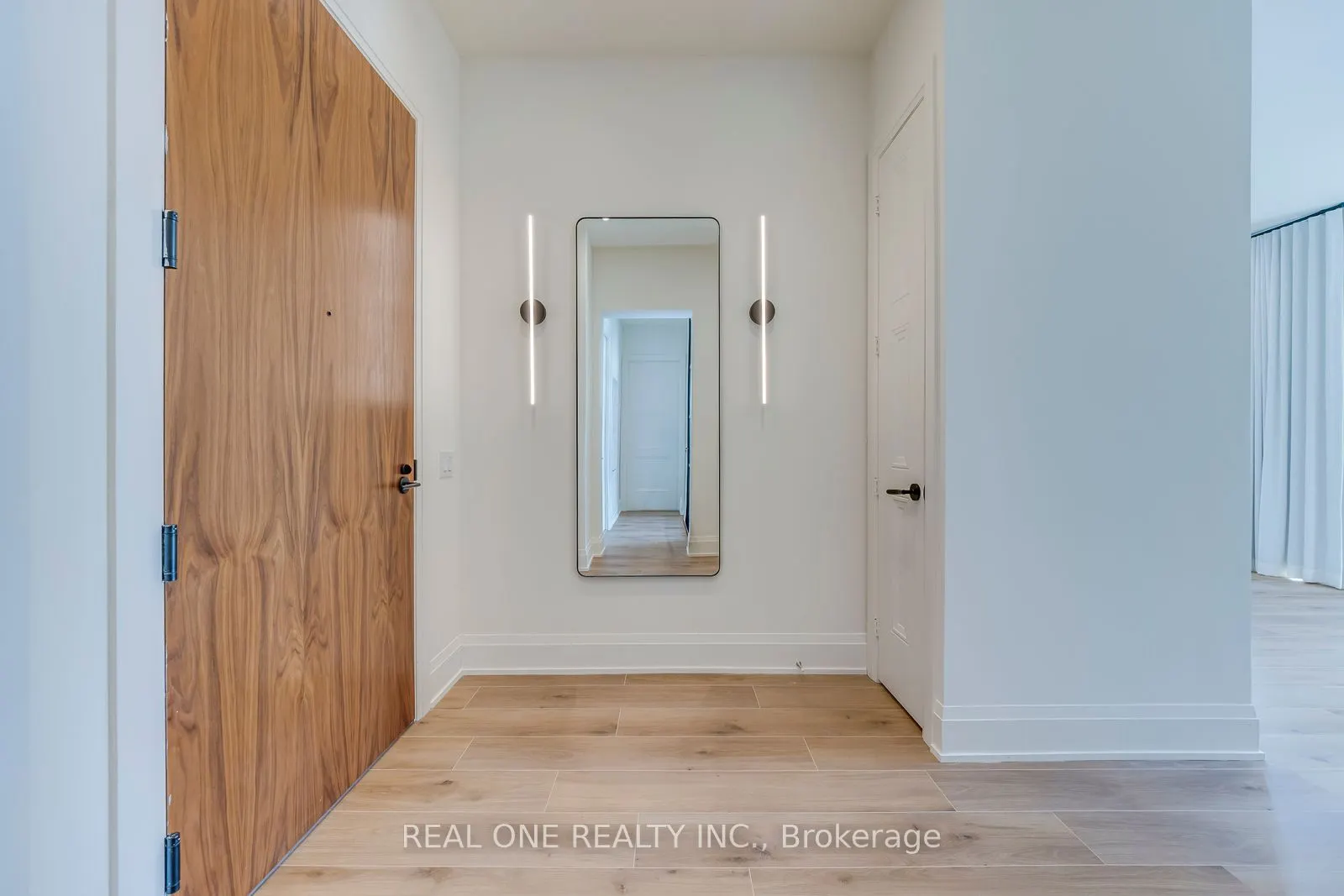 509 Dundas Street W, #815