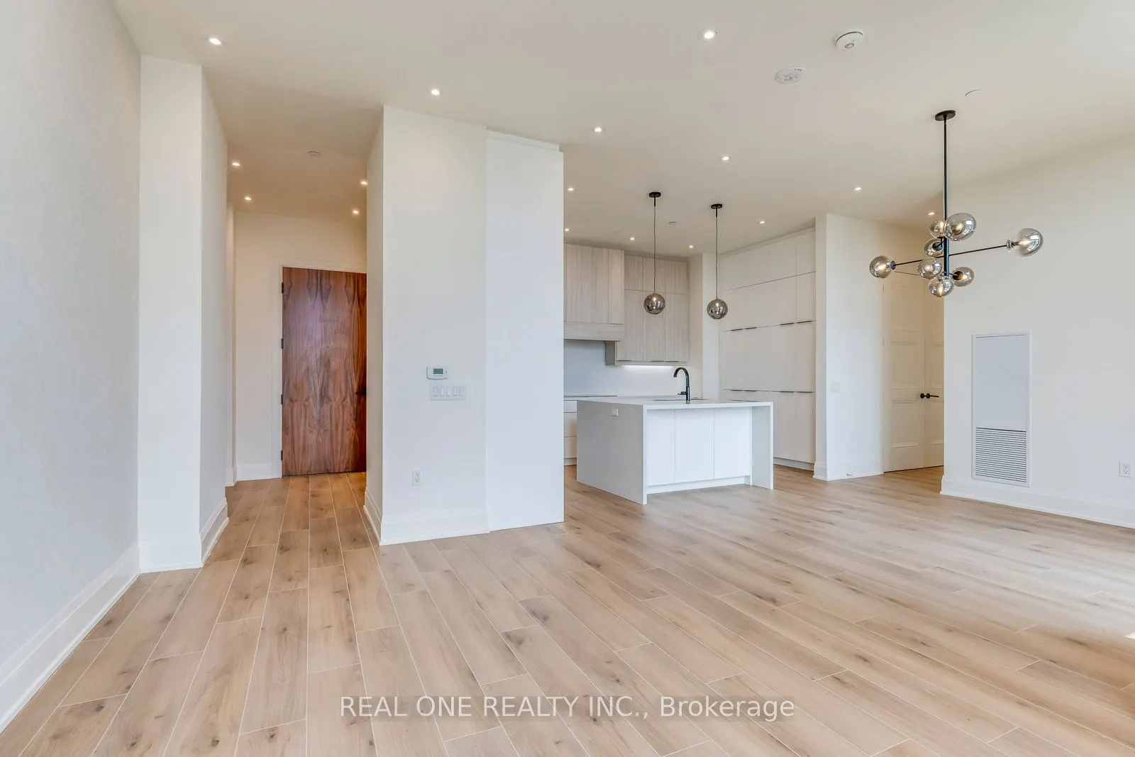 509 Dundas Street W, #815