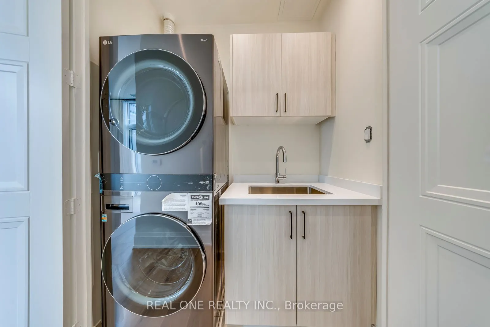 509 Dundas Street W, #815