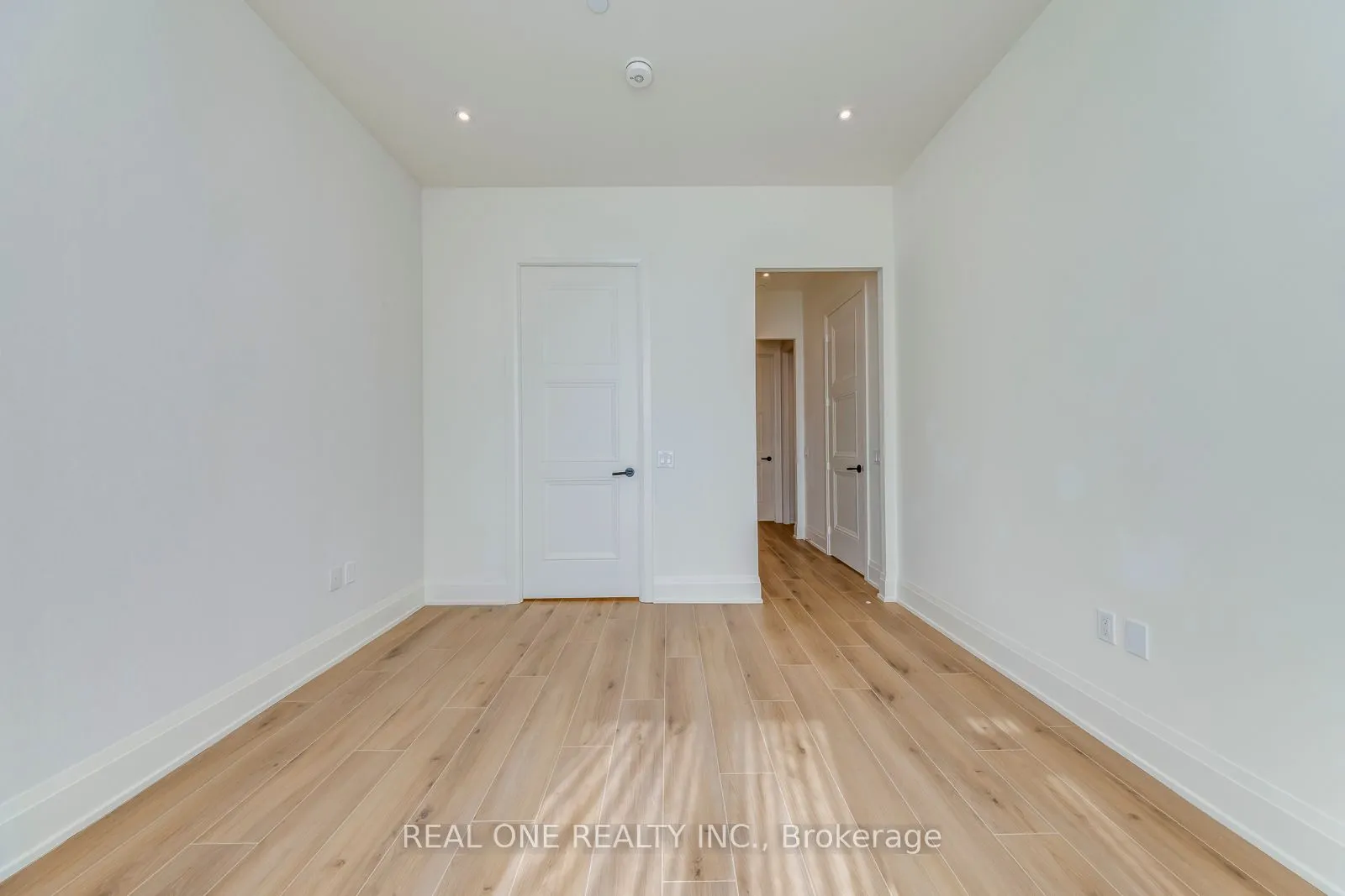 509 Dundas Street W, #815