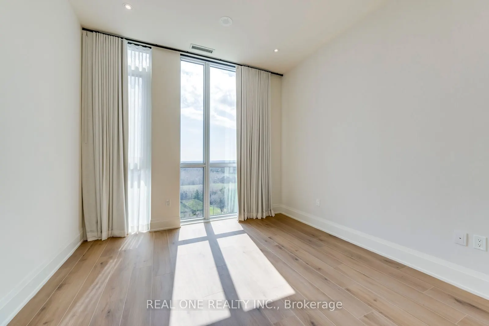 509 Dundas Street W, #815