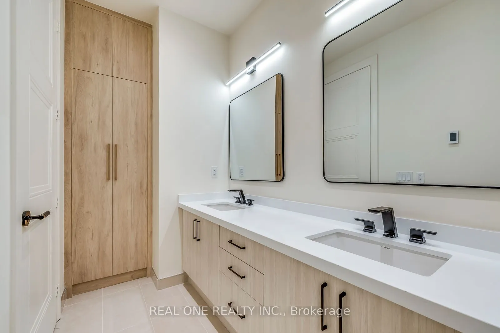 509 Dundas Street W, #815