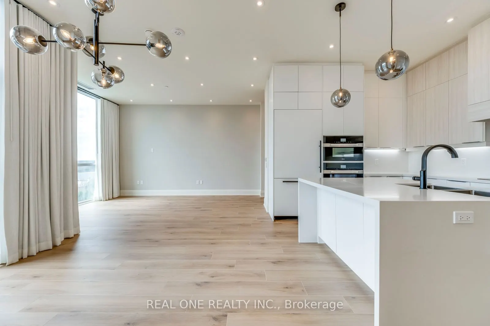 509 Dundas Street W, #815
