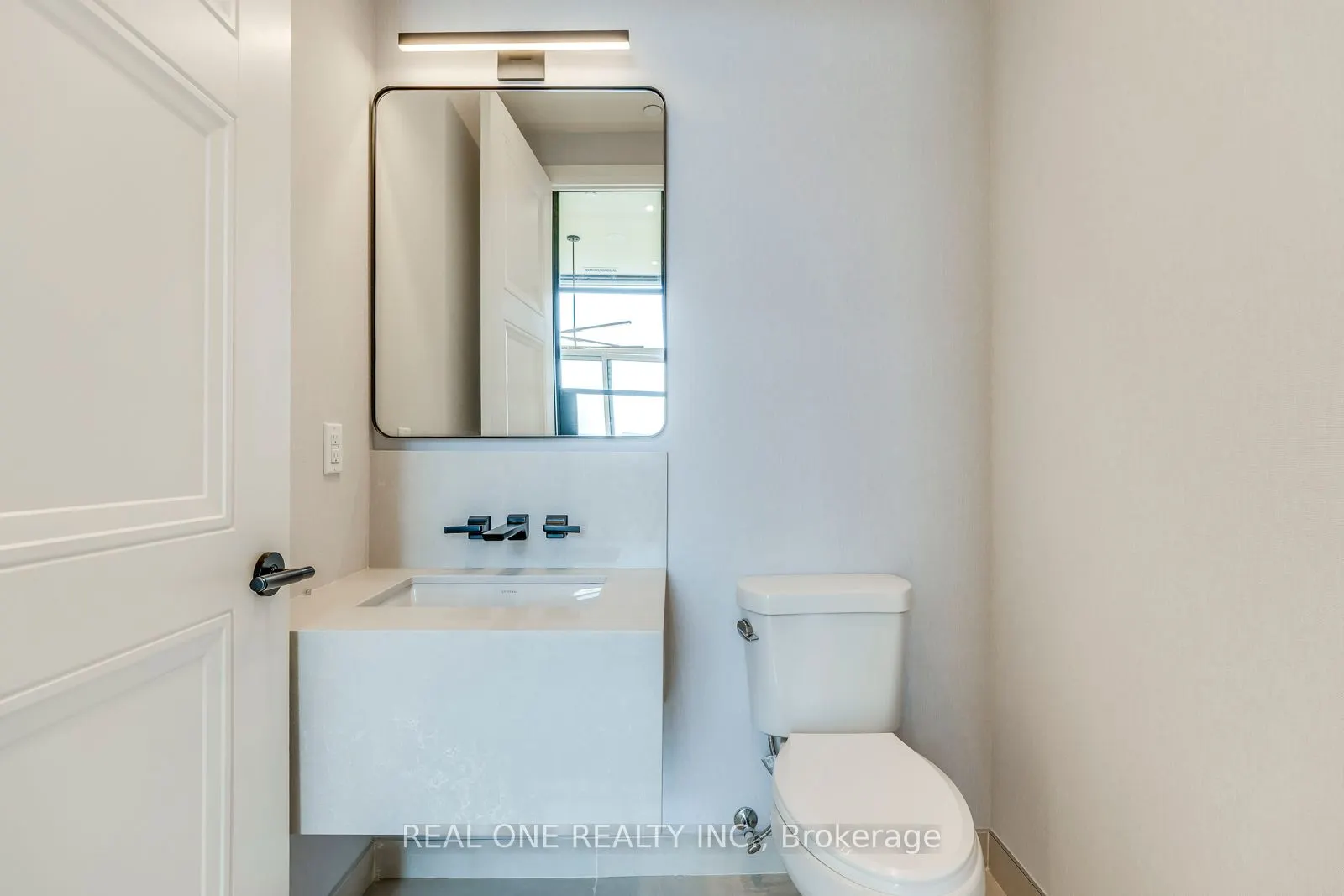 509 Dundas Street W, #815