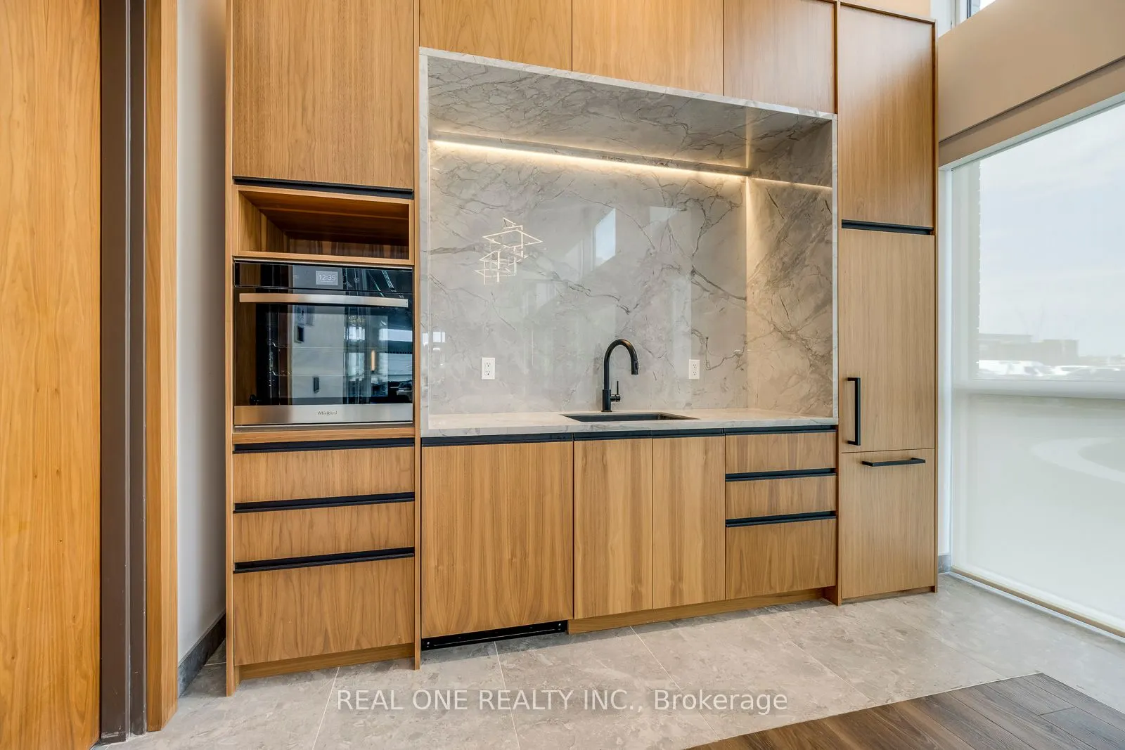 509 Dundas Street W, #815