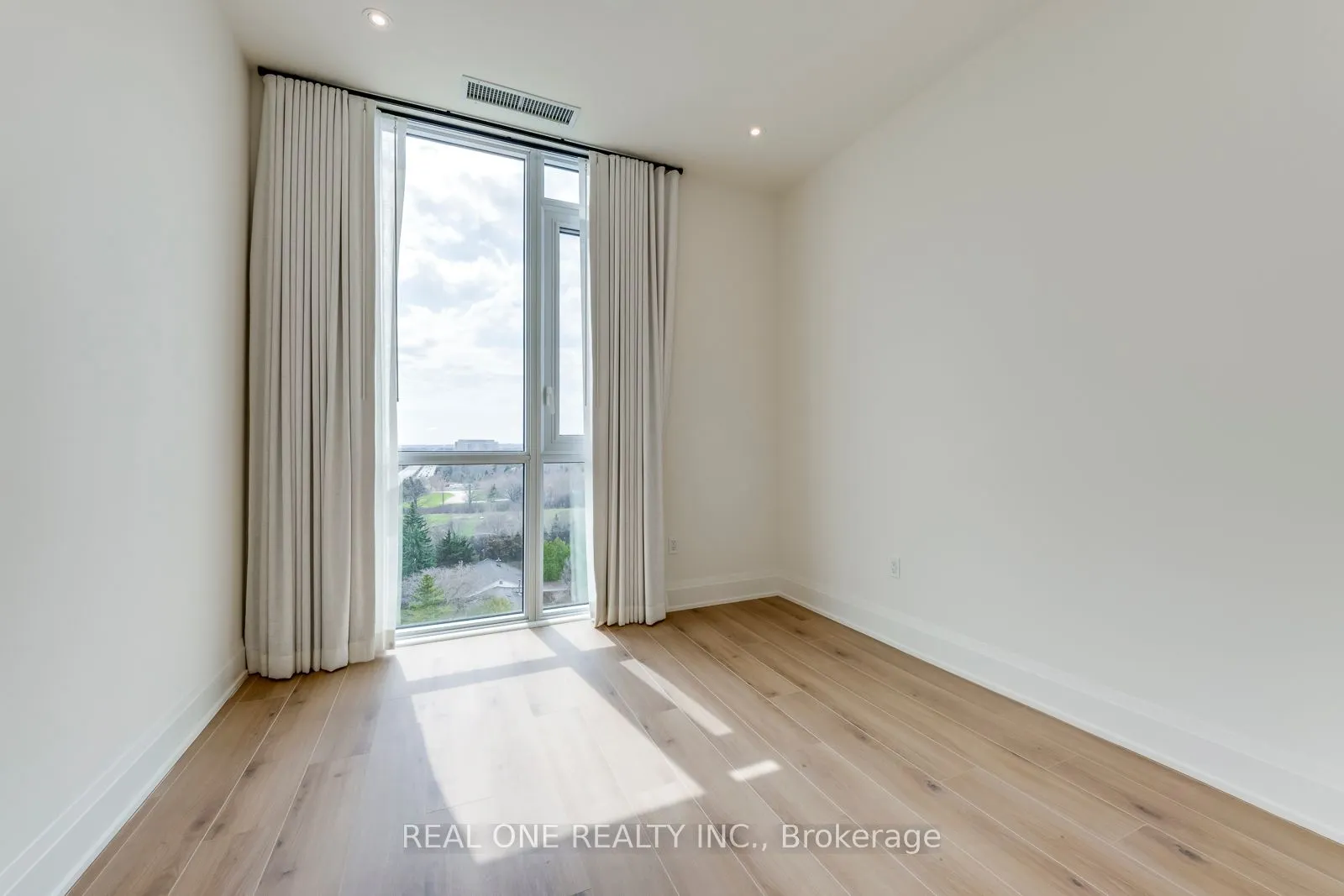509 Dundas Street W, #815