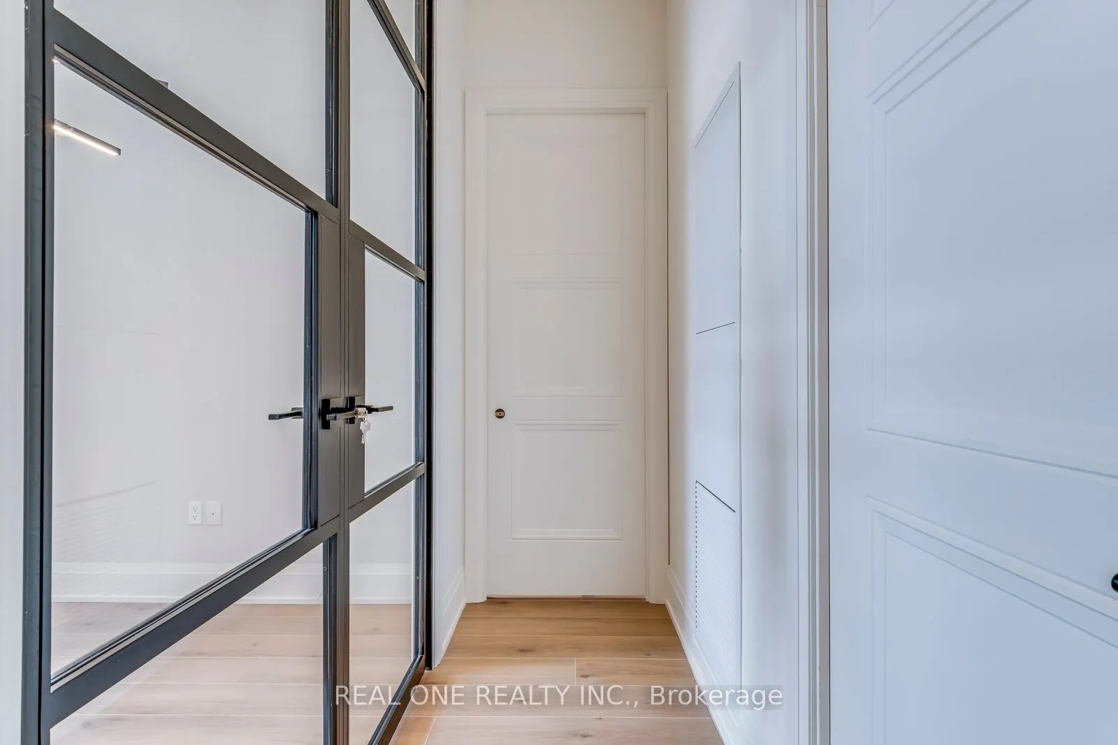 509 Dundas Street W, #815