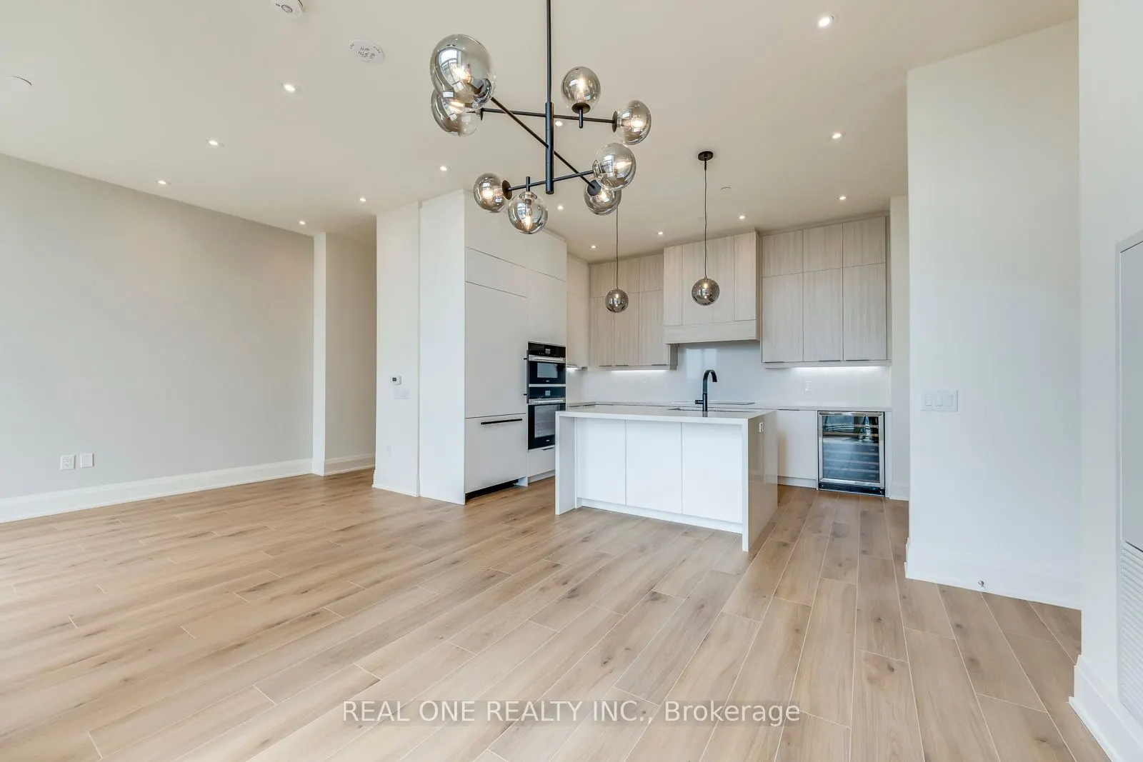 509 Dundas Street W, #815
