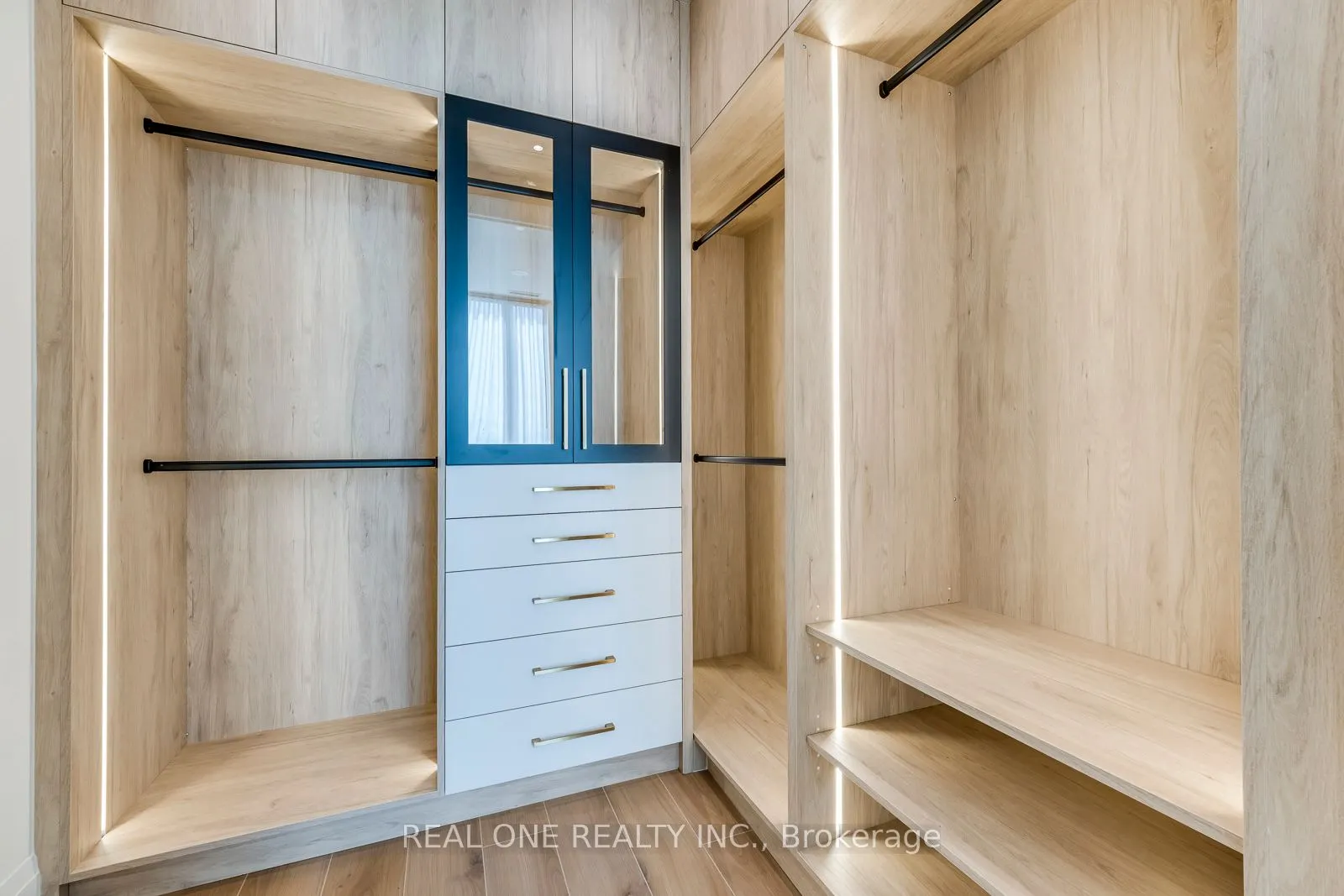 509 Dundas Street W, #815