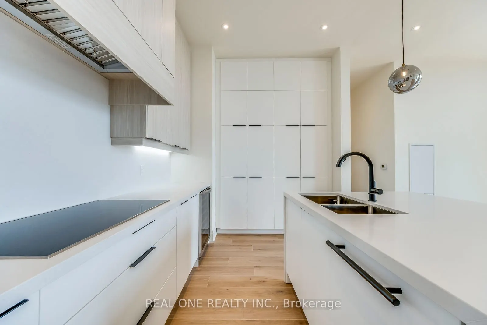 509 Dundas Street W, #815