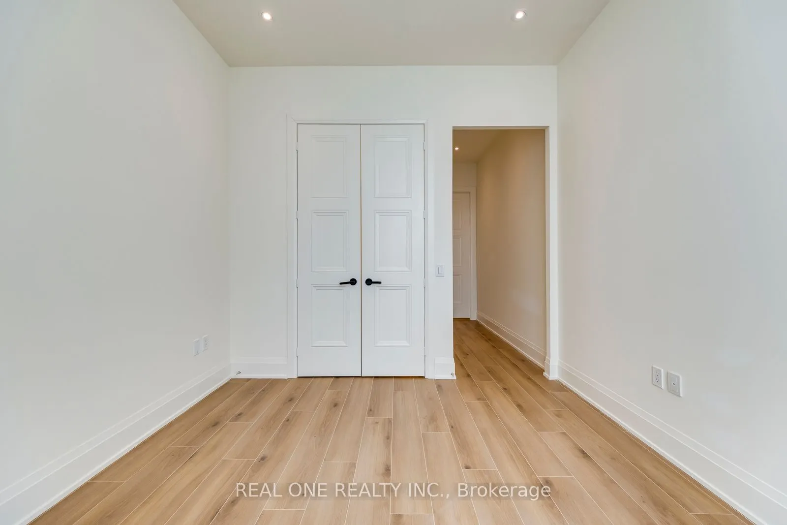 509 Dundas Street W, #815