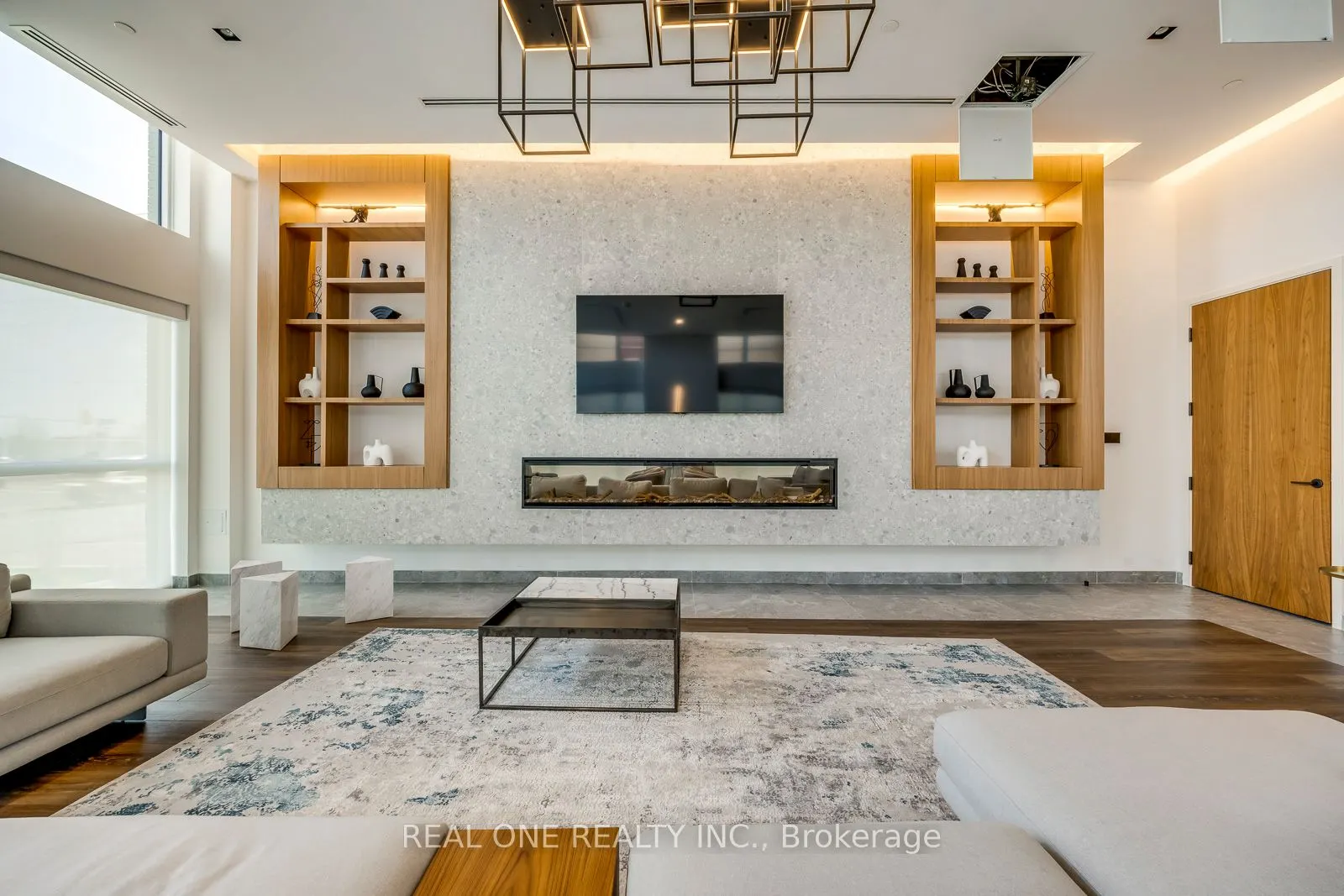 509 Dundas Street W, #815