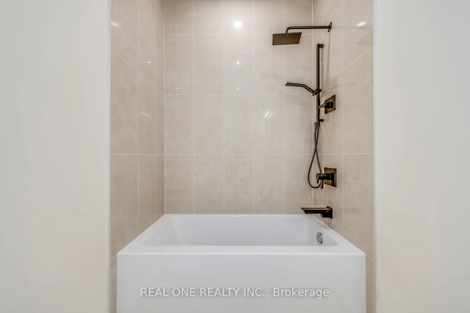 509 Dundas Street W, #815