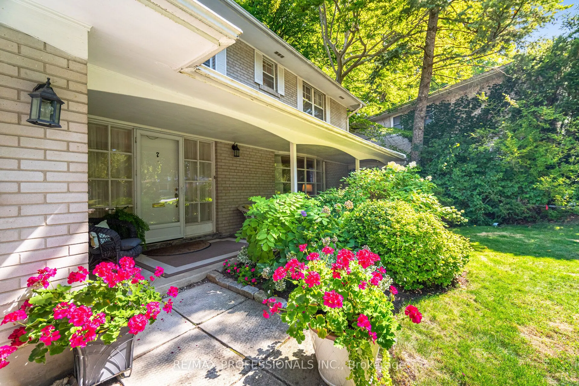 7 Queensborough Crescent