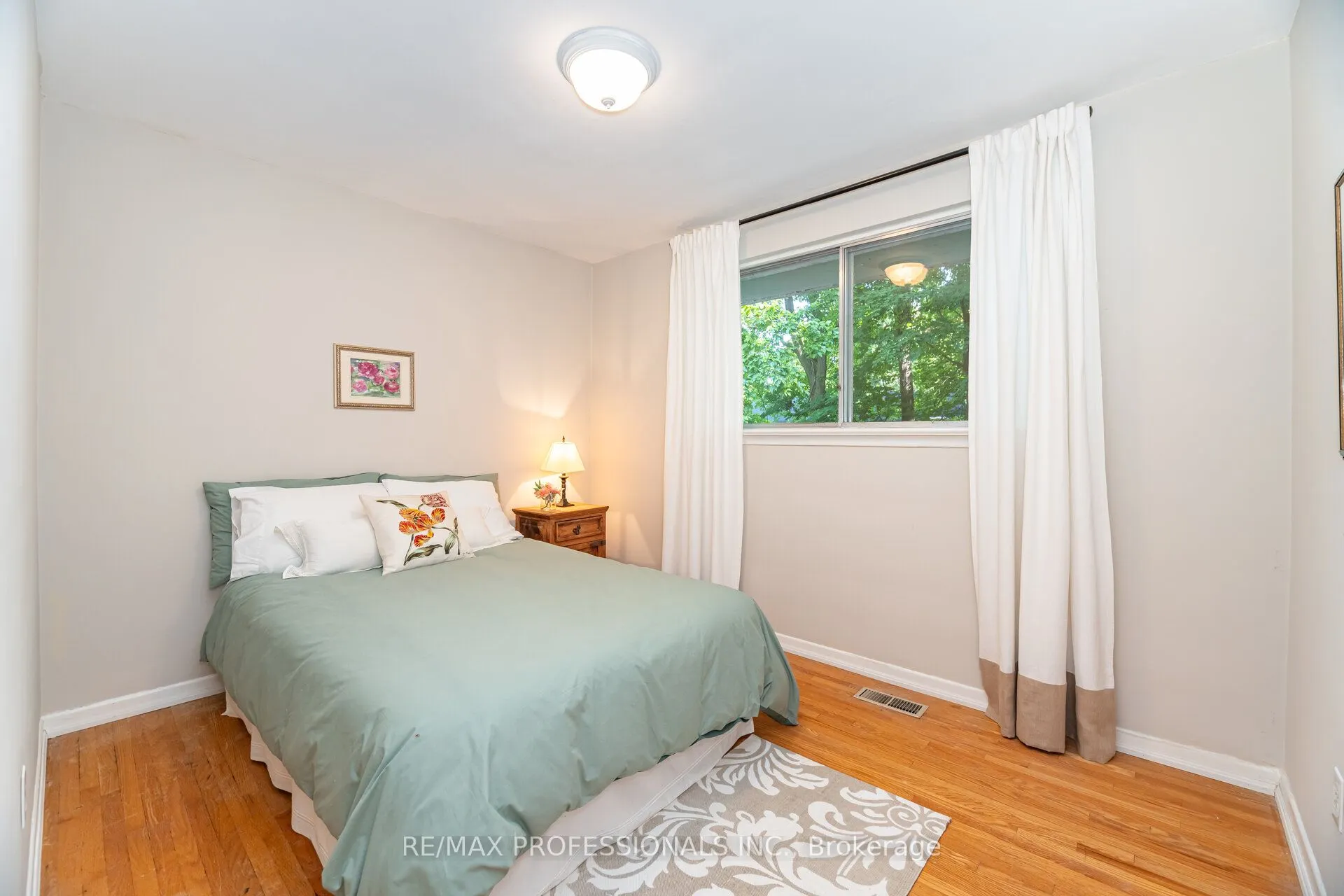 7 Queensborough Crescent