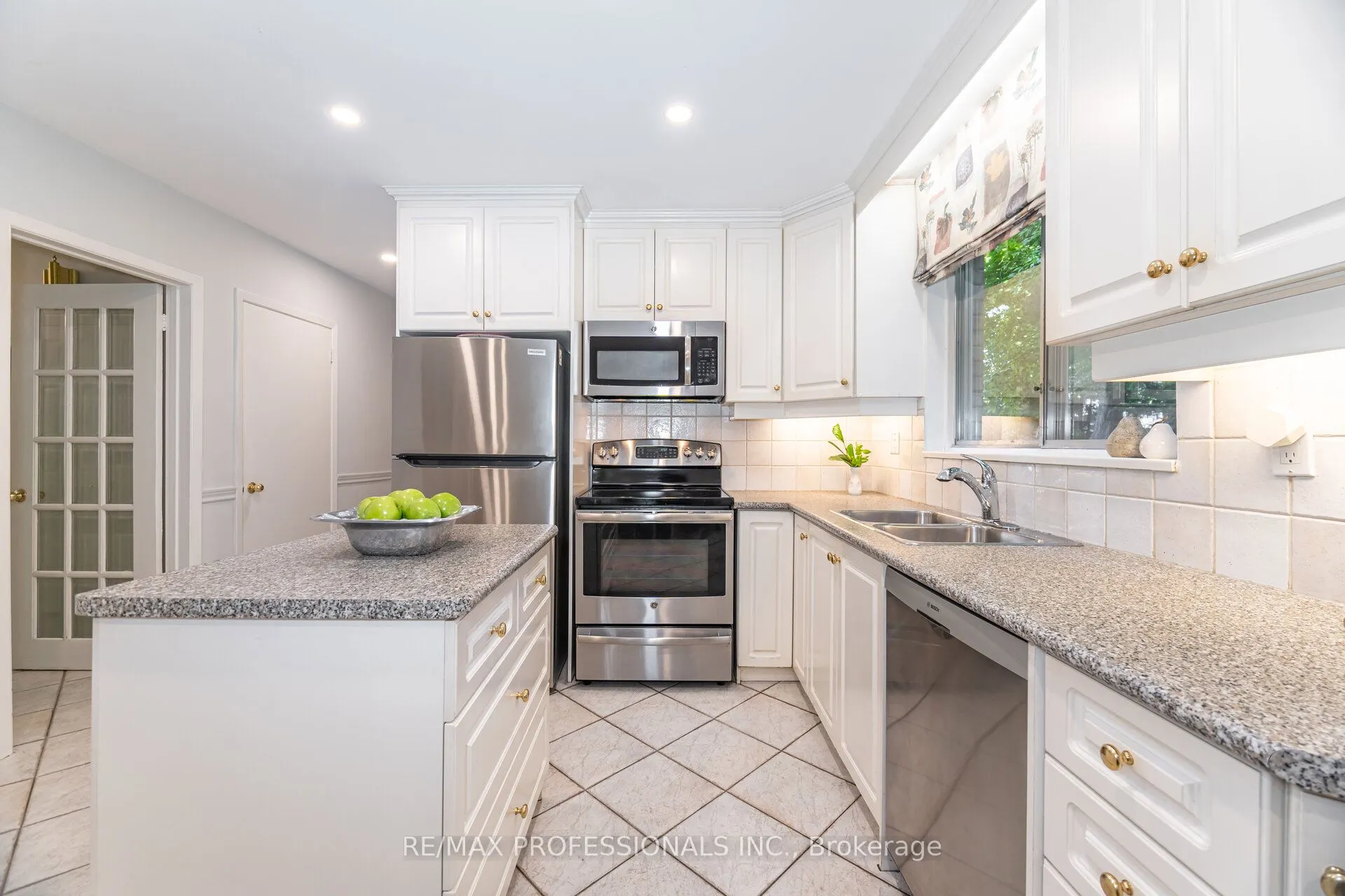 7 Queensborough Crescent