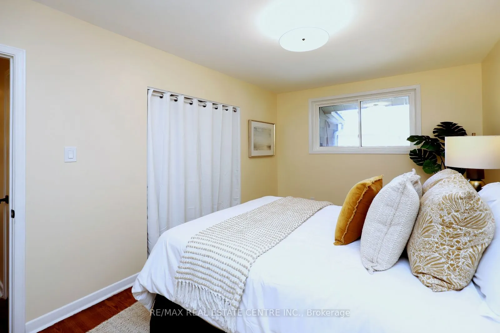 345 Maplewood Crescent