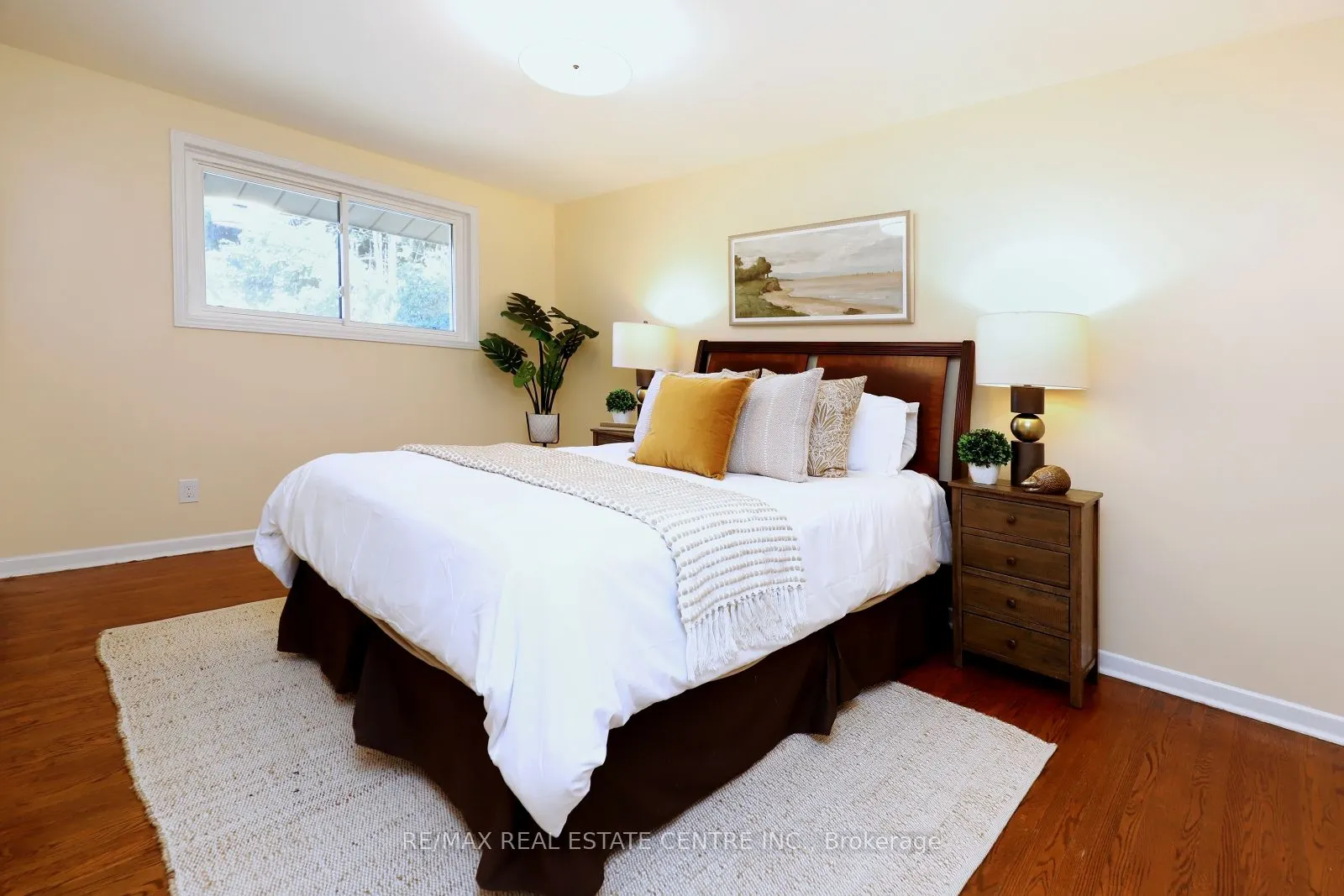 345 Maplewood Crescent