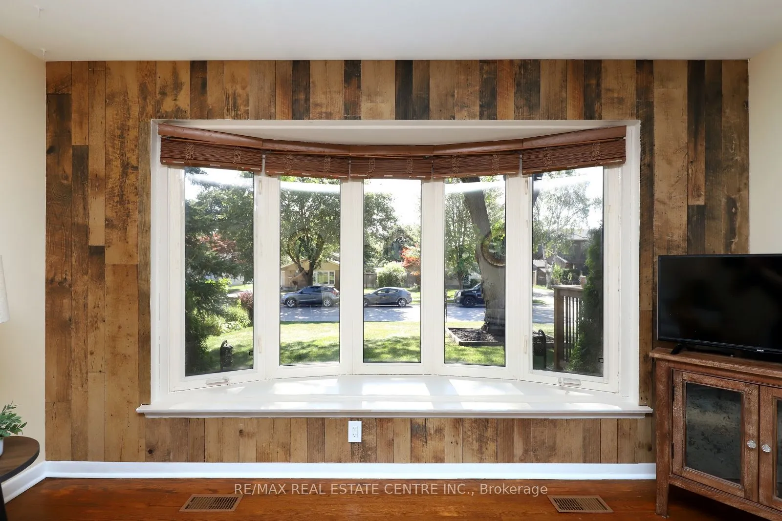 345 Maplewood Crescent