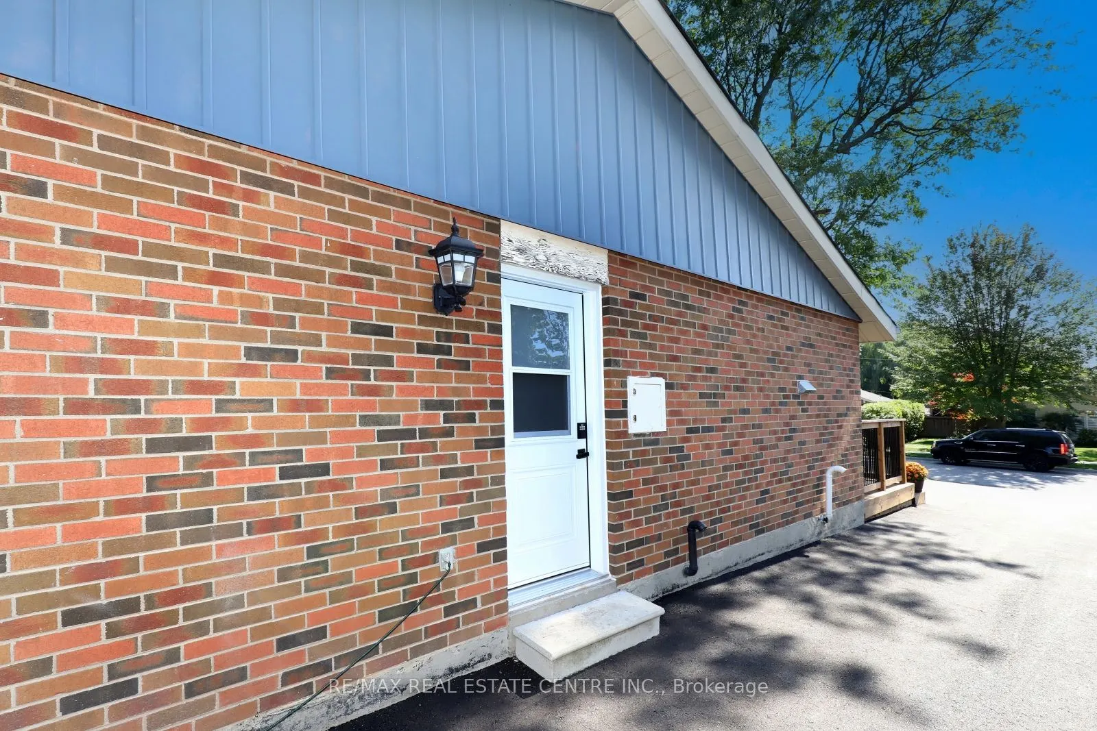 345 Maplewood Crescent