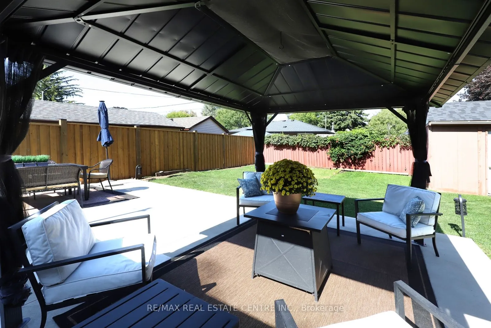 345 Maplewood Crescent