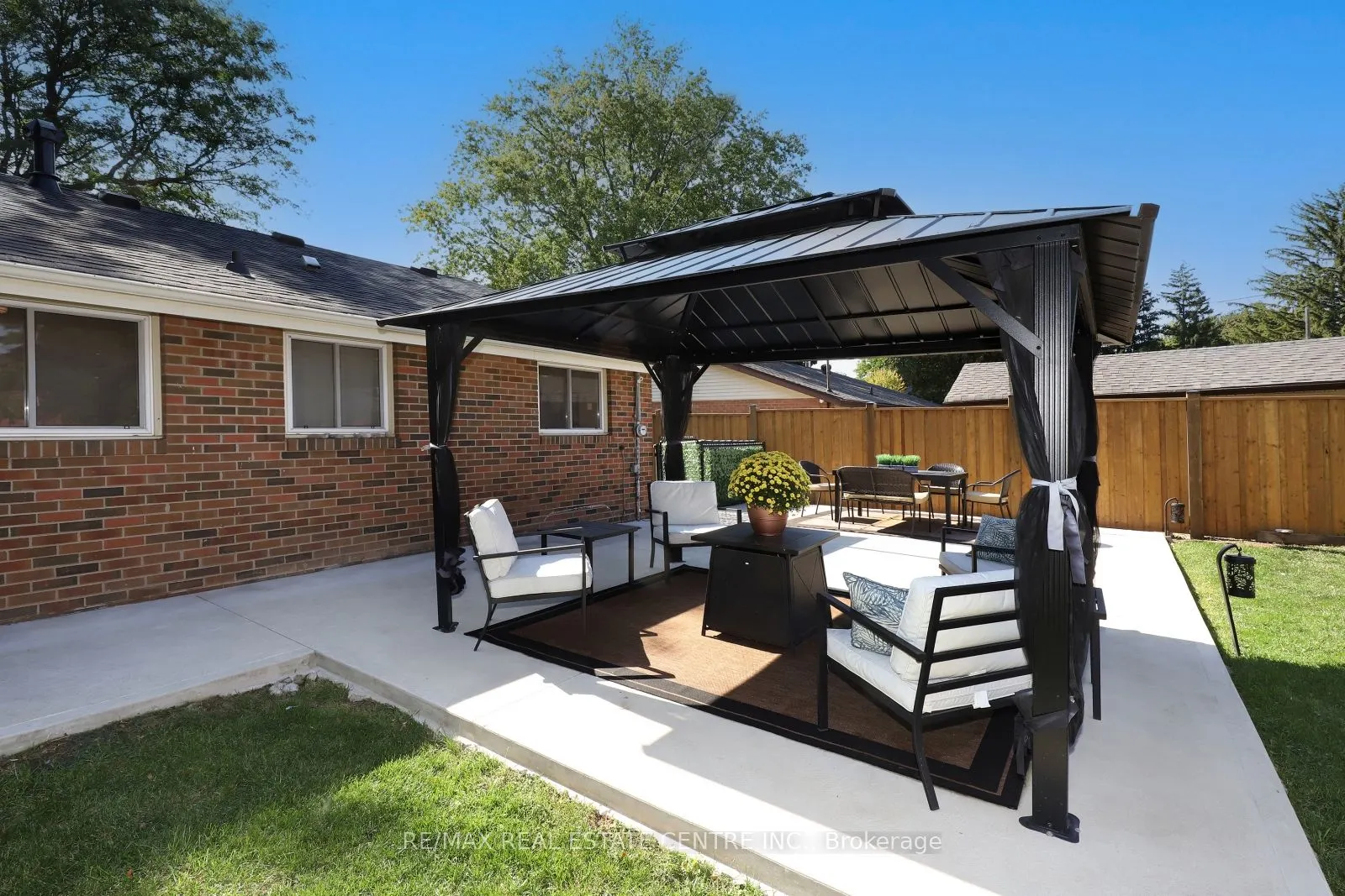 345 Maplewood Crescent