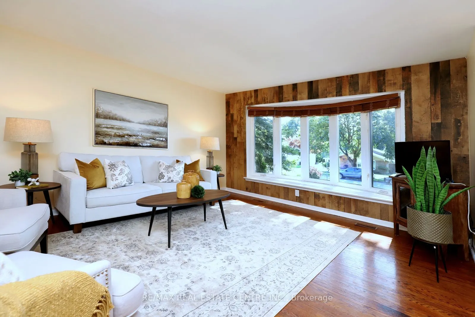 345 Maplewood Crescent