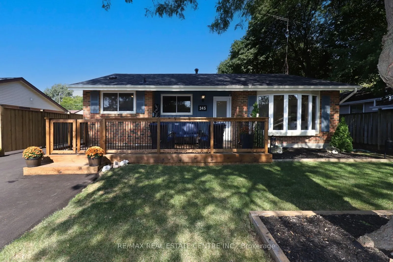 345 Maplewood Crescent