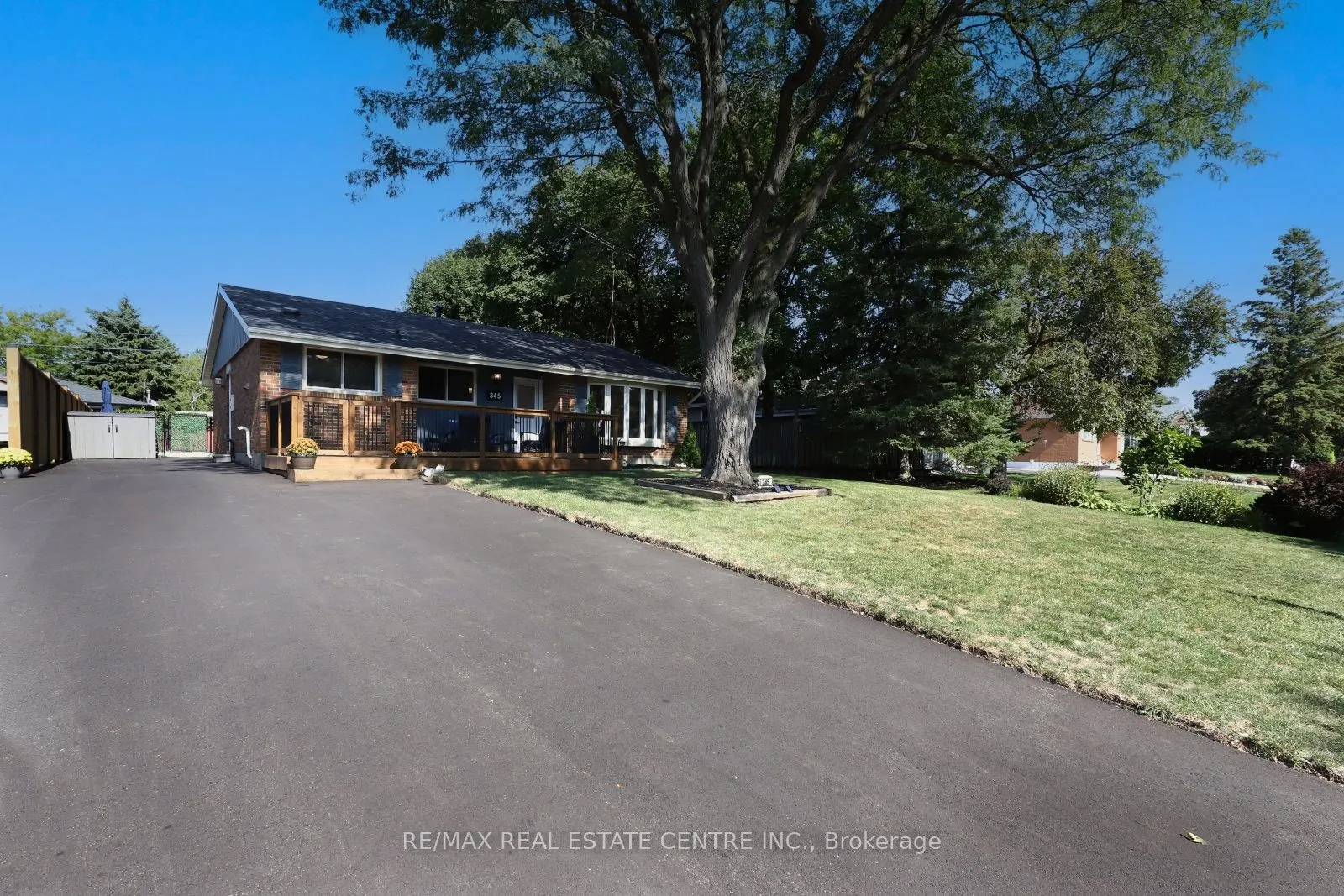 345 Maplewood Crescent