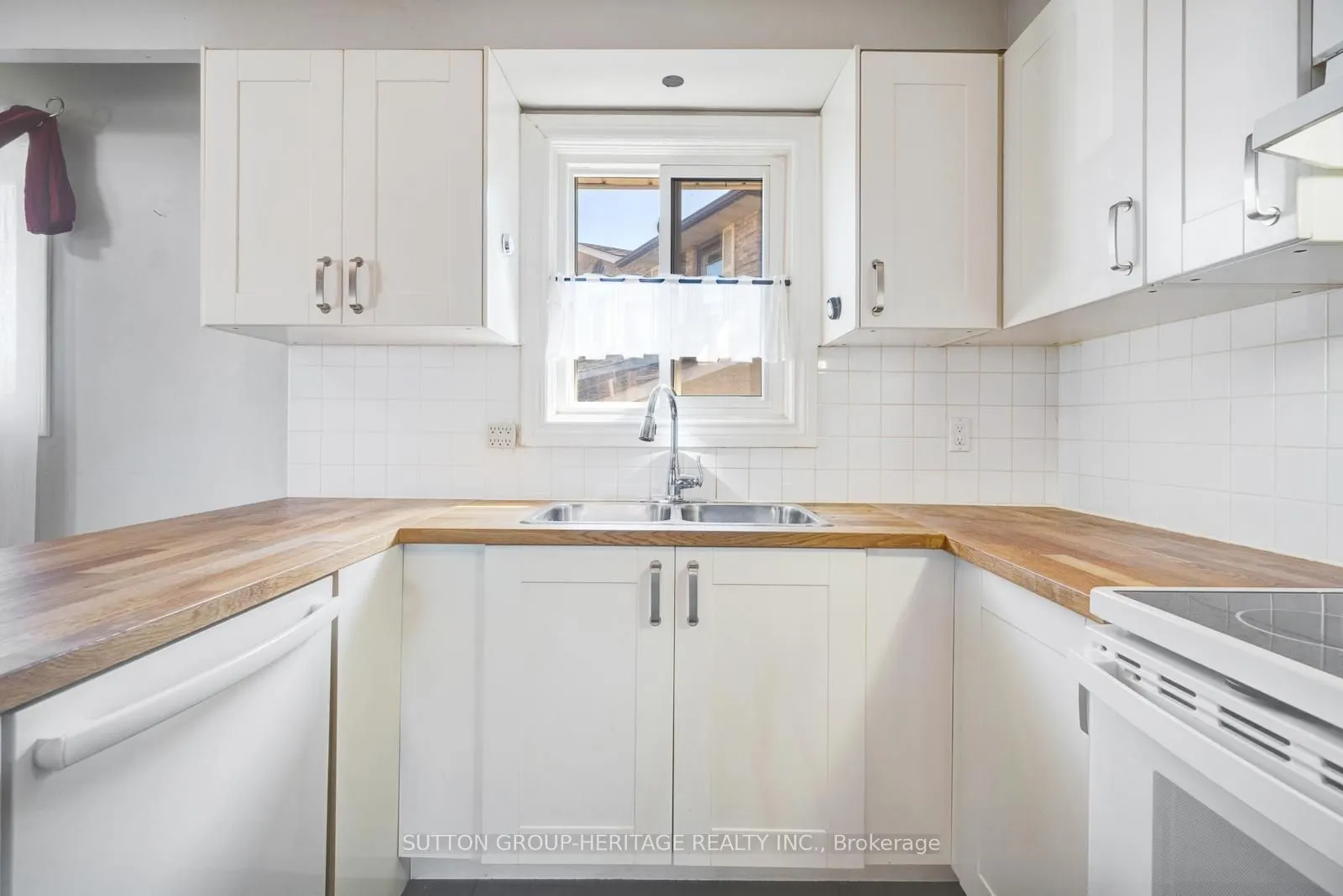 8 Poinsettia Place