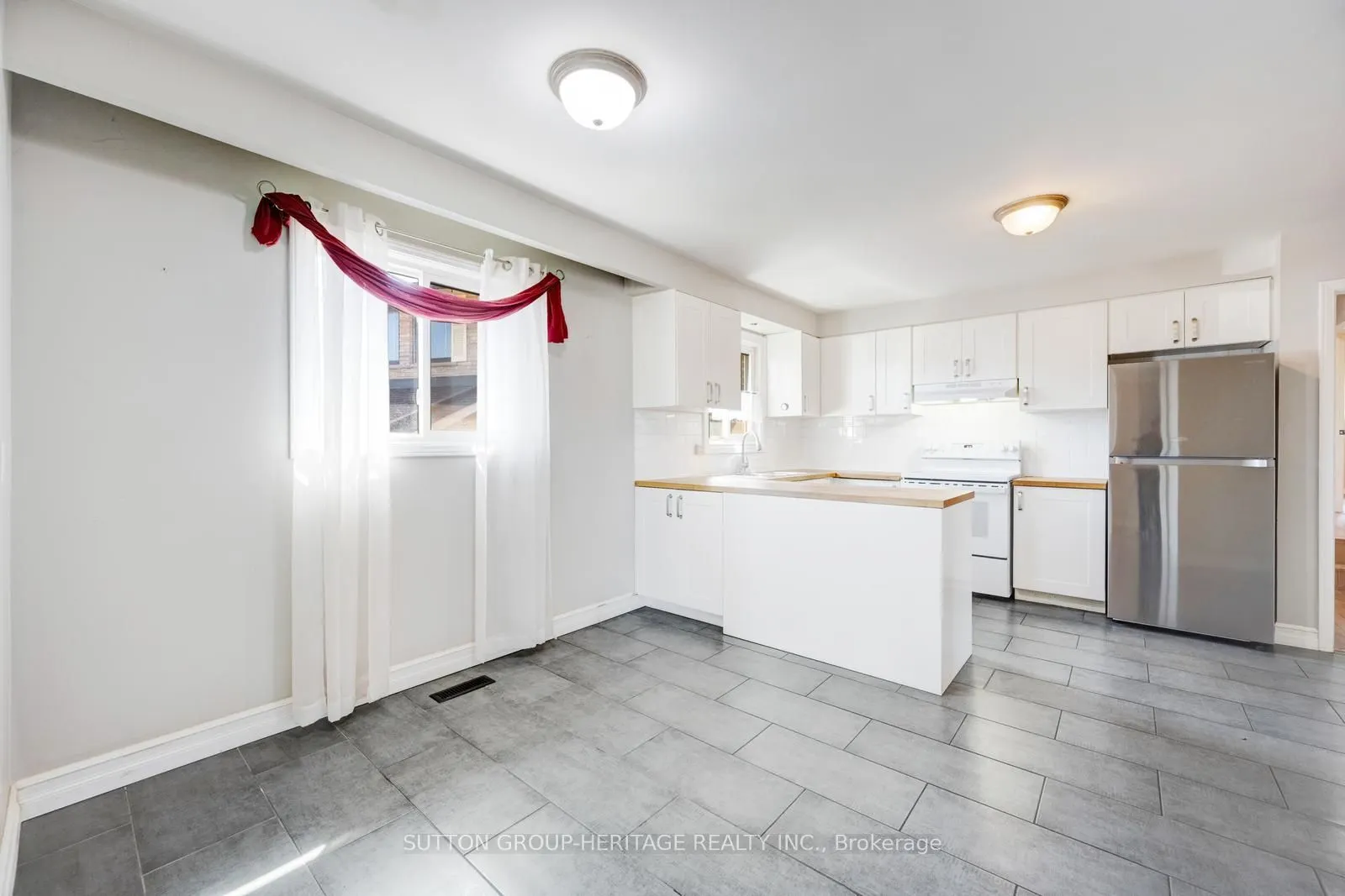 8 Poinsettia Place