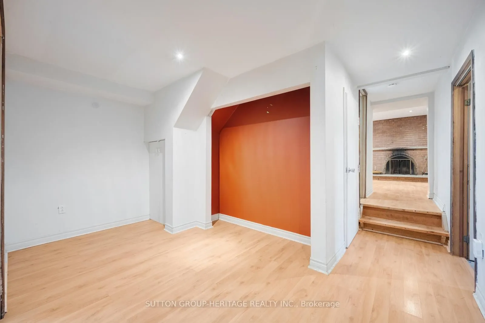 8 Poinsettia Place