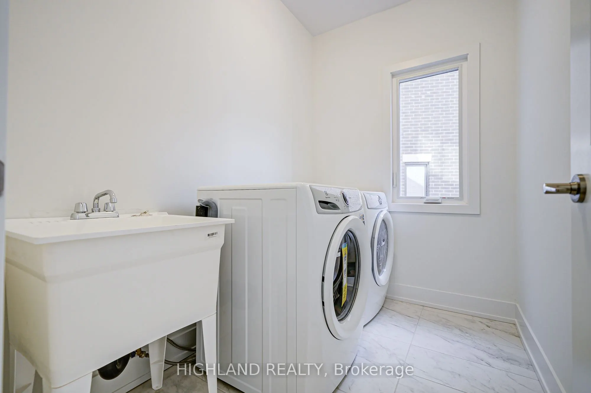 1220 Dartmouth Crescent, #11