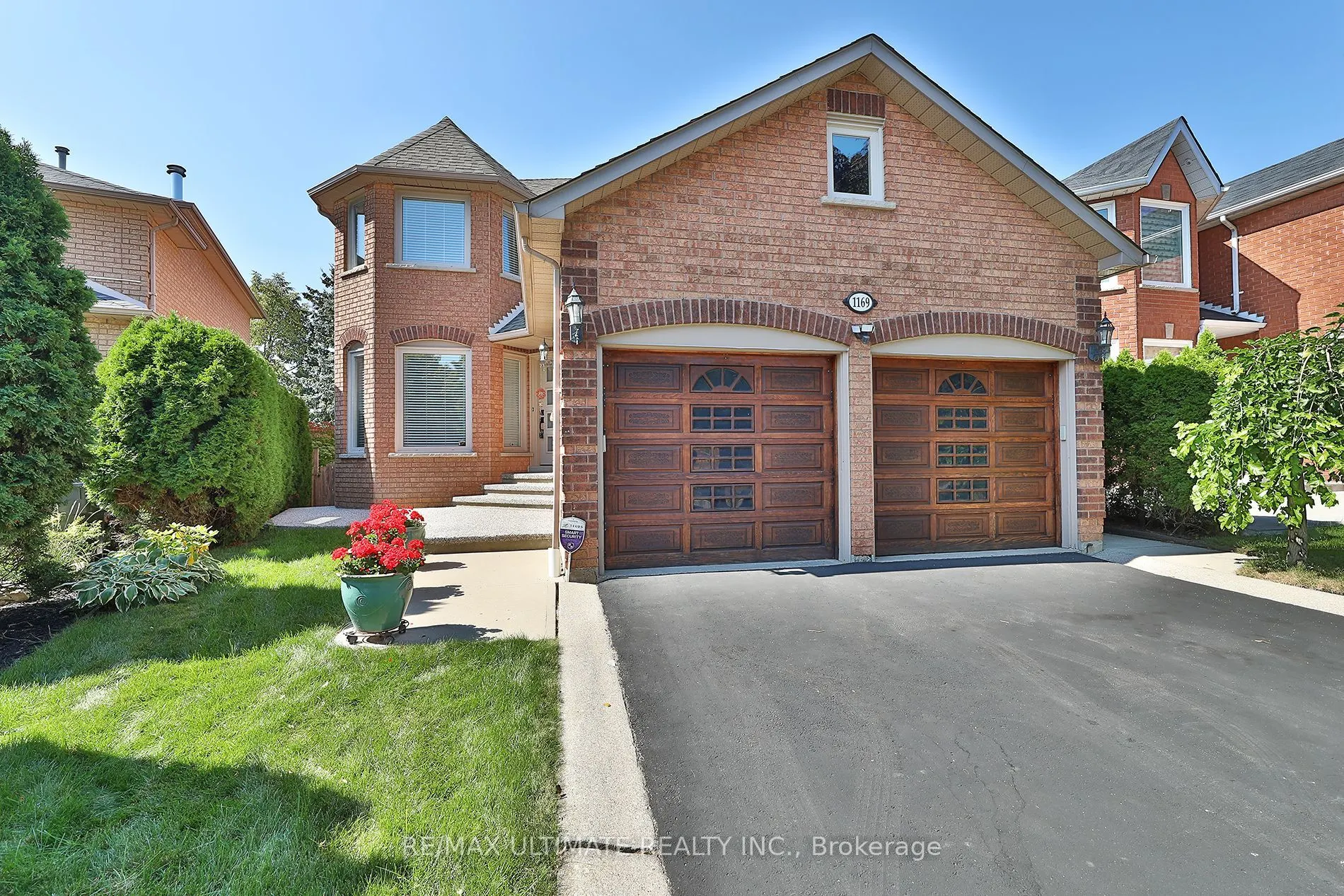 1169 Ewing Crescent