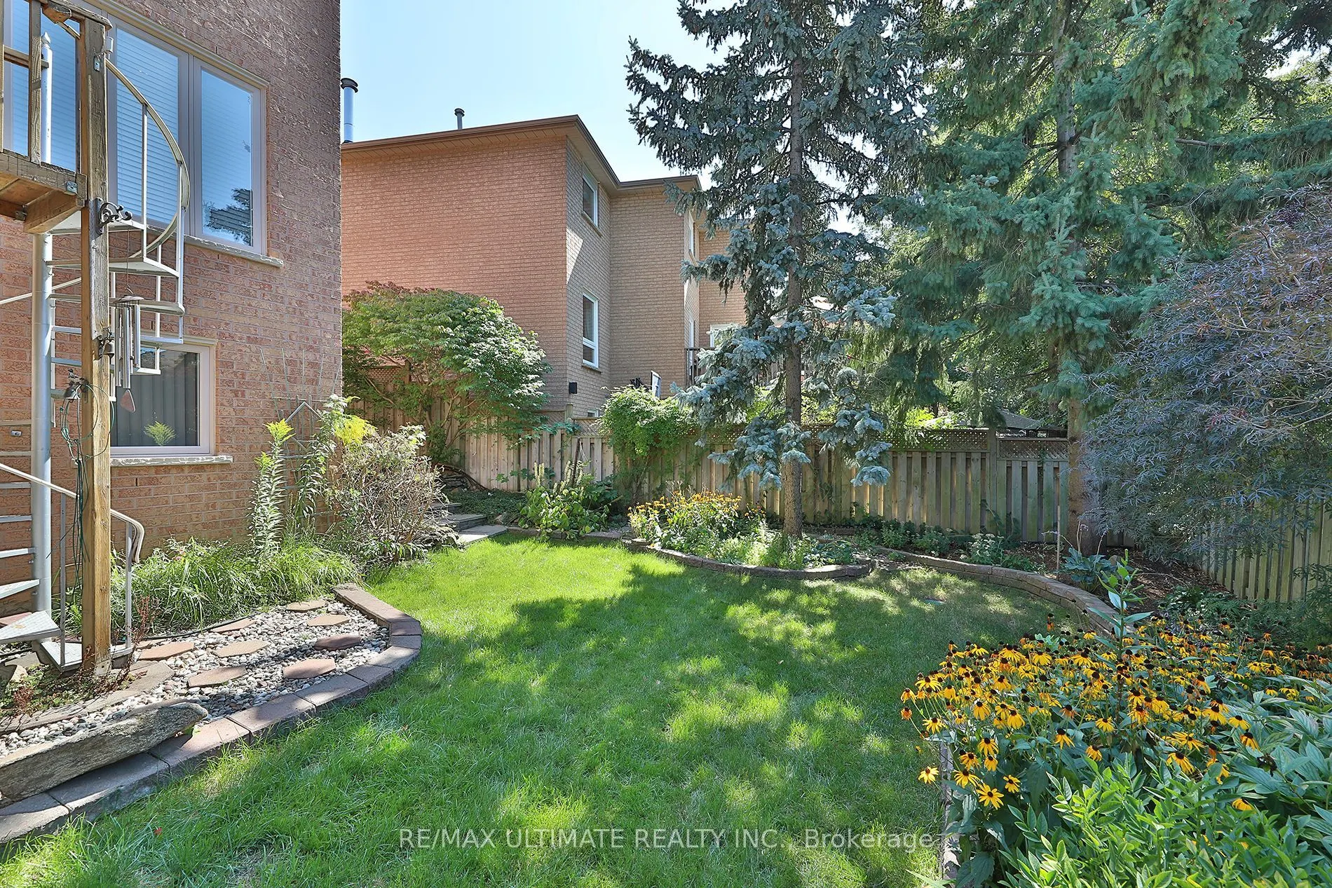 1169 Ewing Crescent