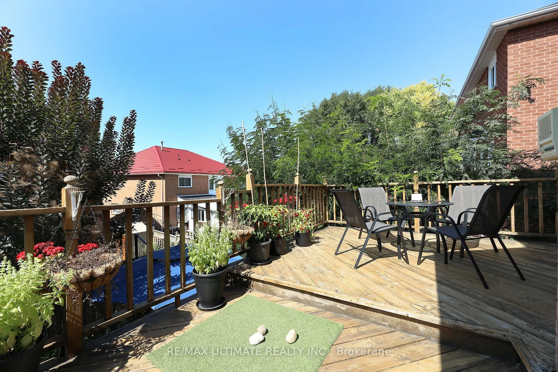 1169 Ewing Crescent