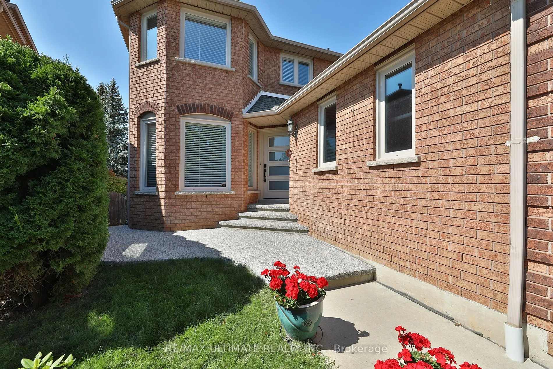 1169 Ewing Crescent