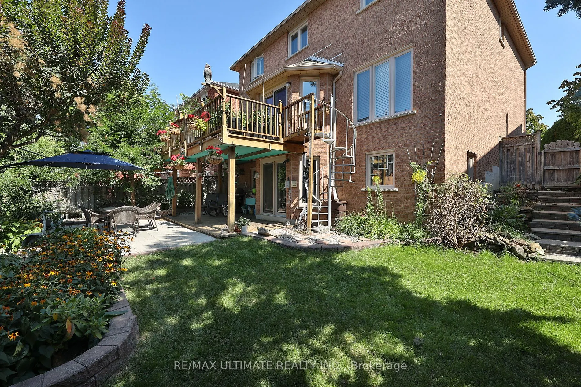 1169 Ewing Crescent