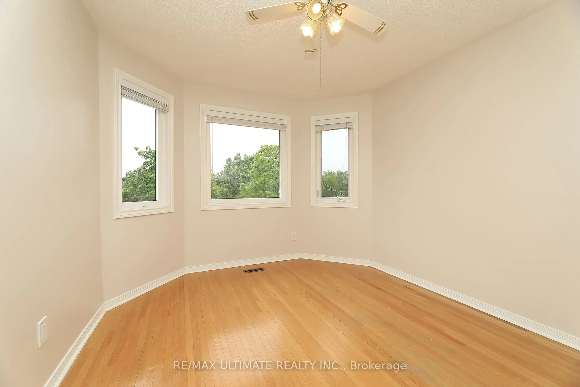 1169 Ewing Crescent