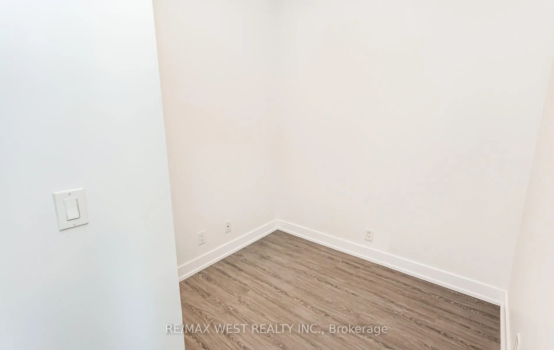 220 Burnhamthorpe Road W, #2001