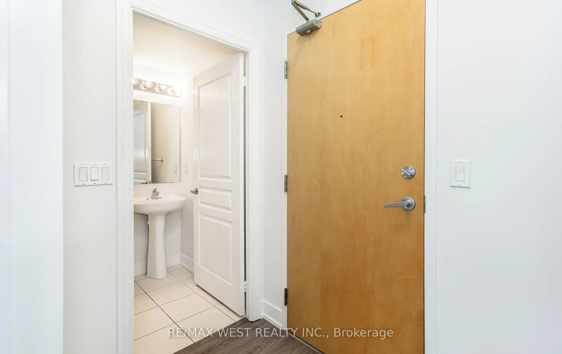 220 Burnhamthorpe Road W, #2001
