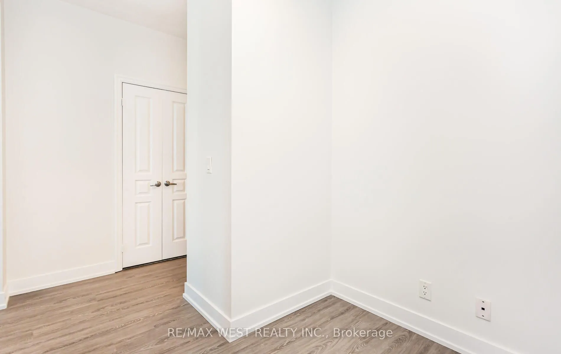 220 Burnhamthorpe Road W, #2001