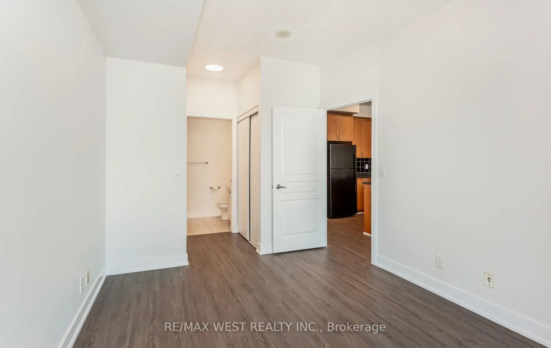 220 Burnhamthorpe Road W, #2001