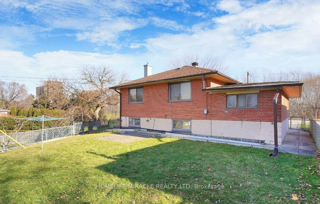 78 Wincott Drive W