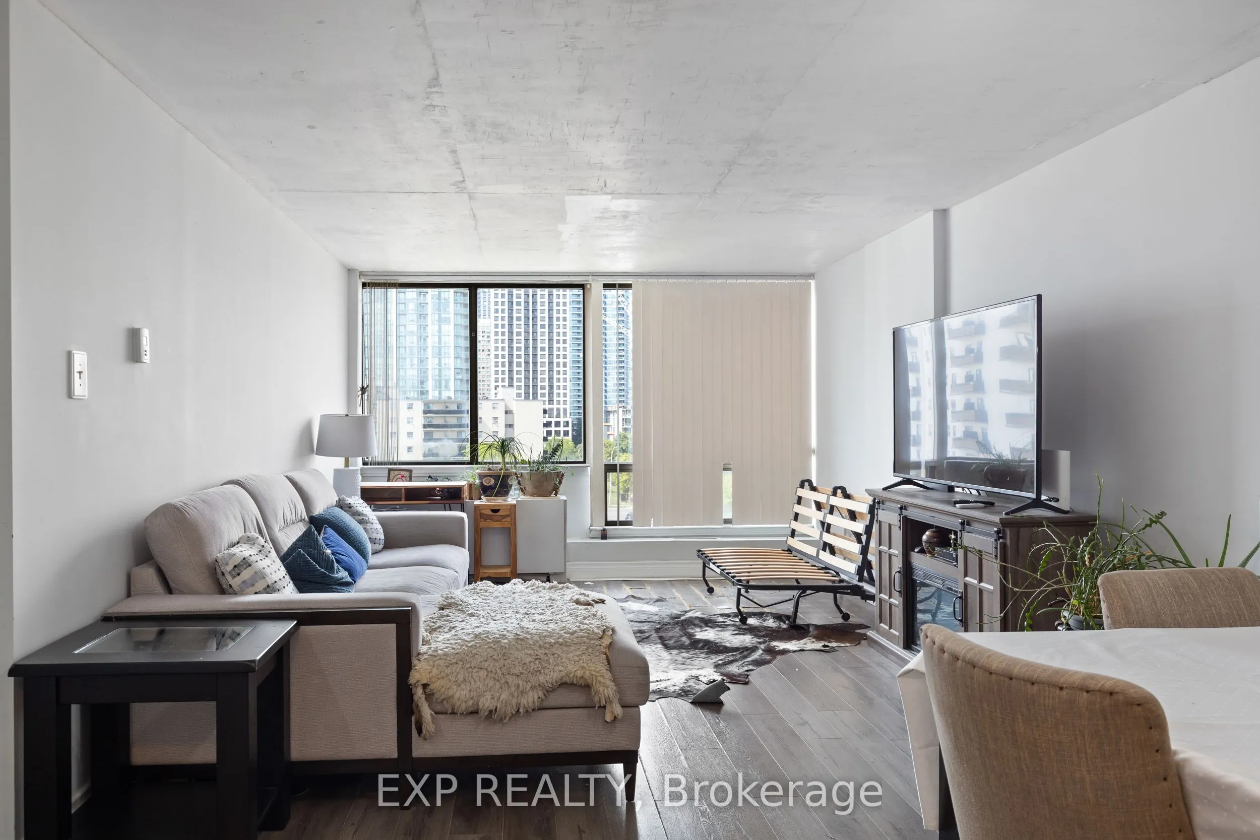 25 Fairview Road W, #707