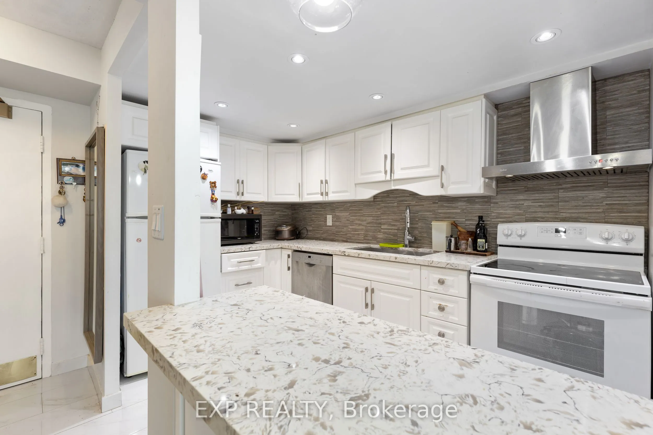 25 Fairview Road W, #707