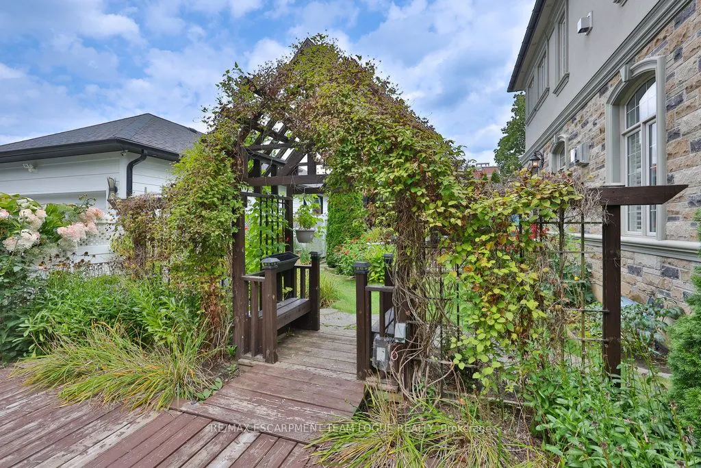 2229 Lakeshore Road