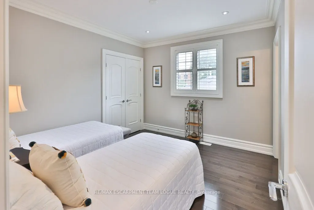2229 Lakeshore Road